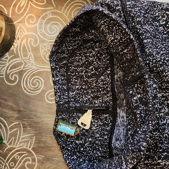 Lululemon leggings size 8 - Picture 4 of 8